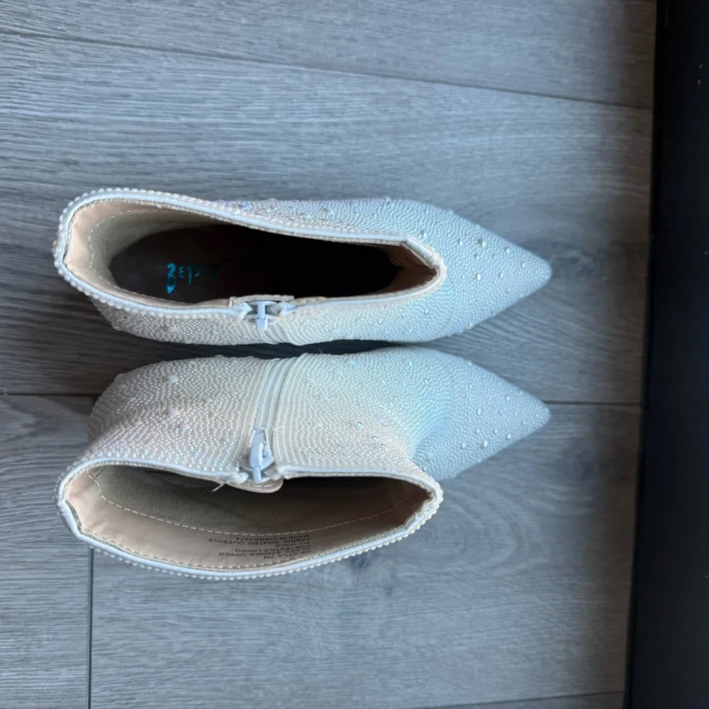 Betsey Johnson White Kyla Bootie - Picture 5 of 7